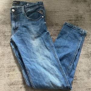 Säljer dessa jättetrendiga blåa replay anbass jeans i storlek 31/32. Jeansen är i jättebra skick men tyvärr lite småskador på baksidan. 