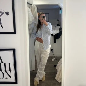 lågmidjade linnebyxor  - lågmidjade vita linnebyxor 