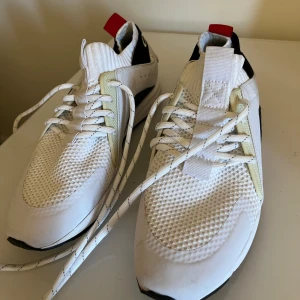 Hugo boss sneakers - Super fina sneakers ifrån Hugo Boss, inga defekter inköpta för 2000kr. 