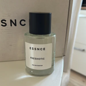 Essnce Freshotic - Säljer en parfym från essnce, freshotic. Endast provsprutad 2 gånger. Öppen för byten av parfymer av samma märke  Nypris 360kr