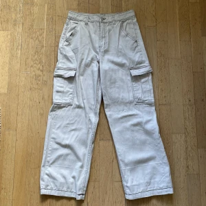 Cargobyxor - Snygga gräddvita cargobyxor från H&M. Oavnvända och lappen finns sitter kvar. Dock uppsydda för att passa någon som är ca 165 lång. Byxorna stryks innan de postas⭐️