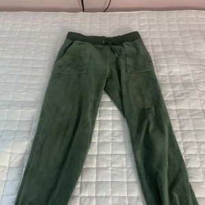 Juicy couture byxor - Dem är ganska bra skick men en knapp på fickan är borta