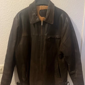 Skin Jacka  - Skin Jacka, från märket Genuine Leather.  Mycket fint skick på jackan, en repa i armen på bild 5. Vintage jacka från 80-talet, inte använts på länge.  Priset kan diskuteras!☺️