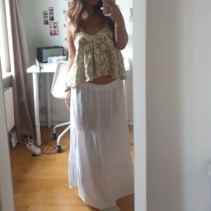 Vit långkjol - Jättefin vit långkjol som är köpt i Spanien. Lite genomskinlig som syns på bild 2. Jättefin till sommarn! Passar allt från xs-m💕