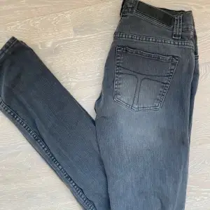 Snygga jeans | Storlkeen är 29/34 | Bra skick men dem är ihop sydda nere vid båda benen | Hör av er vid frågor!
