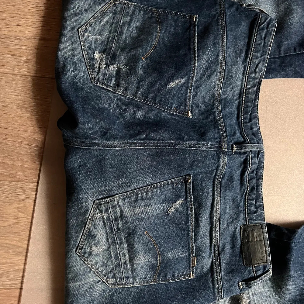 Säljer dessa G-star boyfriend low waist jeans som är obviously från G-star och är straight i modellen. Storlek: W31 L34, aldrig använda.. Farkut & Housut.