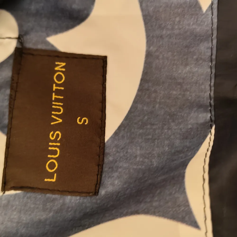 Säljer nu denna Louis Vuitton jacka då den inte kommer till användning. Jackan är av en äldre modell därav priset. Jackan är nästan helt oanvänd och i mycket gott skick. Pris kan diskuteras vid snabba affärer!. Jackor.