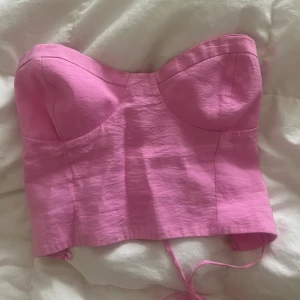 Rosa fest topp med korsad rygg - Man kan justera storlek med hjälp av banden bak. Jätre fin, oanvänd 