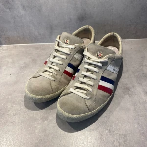 Moncler skor - Säljer mina Moncler skor i riktigt bra skick. Storlek 43. Hör gärna av er vid fler frågor eller bilder