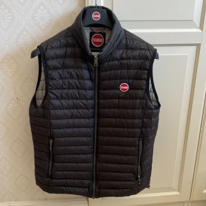 Colmar väst - Säljer nu denna colmar väst eftersom den är för liten för mig. Använd nån enstaka gång och ser helt ny ut. Vid snabb affär kan priset diskuteras 