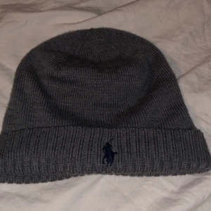 Ralph lauren mössa - Jag säljer min ralph lauren mössa för den inte passar mig längre, hör av er vid funderingar. Priset är inte hugget i sten 