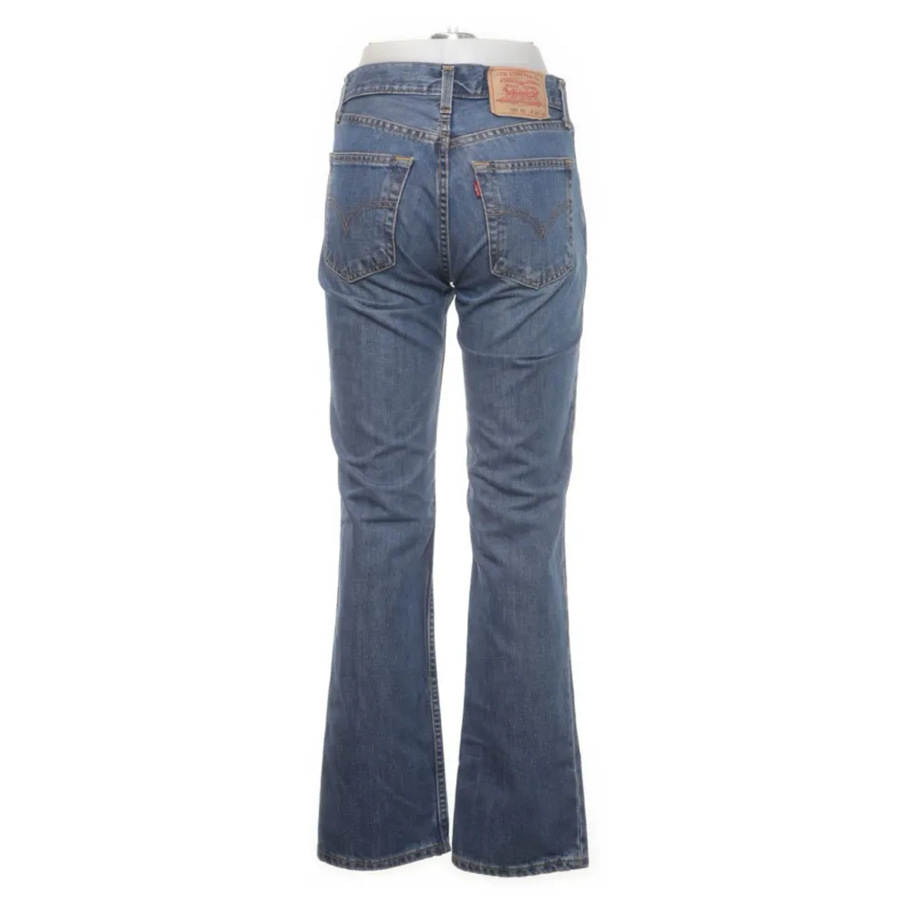 Snygga straight fit, lågmidjade jeans från Levis utan några defekter. Säljer då de tyvärr är för små för mig. W29 L30. Jeans & Byxor.