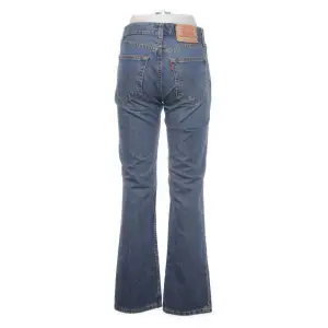 Snygga straight fit, lågmidjade jeans från Levis utan några defekter. Säljer då de tyvärr är för små för mig. W29 L30