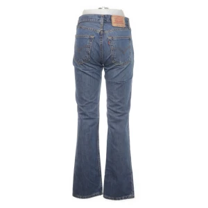 Lågmidjade Levis Jeans - Snygga straight fit, lågmidjade jeans från Levis utan några defekter. Säljer då de tyvärr är för små för mig. W29 L30