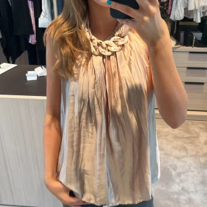 Zara topp - Säljer min jätte coola zara topp! Använd ett få tal gånger och är i super fint skick. Hör av dig om du vill ha fler bilder eller annan info! TRYCK INTE PÅ KÖP NU 