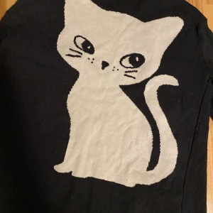 Sååå söt kofta - Väldigt söt kofta. Strl 122/128. Tyvärr är den lite blekt (urtvättad). Det syns bäst på den andra bilden. Katten är på ryggen & den är öppen framtill. Jag är väldigt mån om mina köpare.Skulle du vara missnöjd med ditt köp så ta gärna kontakt med mig!