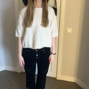 Stickad T-shirt Lindex  - Säljer denna populära stickade T-shirten från Lindex i Stl S, fint skick!