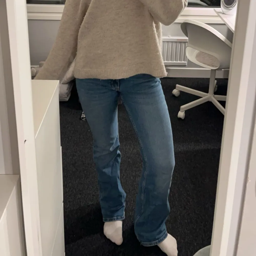 Jättefina jeans, perfekt till hösten. Ej använda, bara testade❤️ - Storlek M, passar mig som brukar ha S och är 166 cm lång  - Innerbenslängd 82 - Midjemått rakt över 40  Pris går att diskutera. Jeans & Byxor.