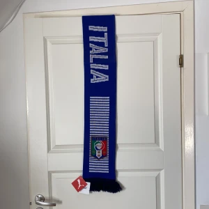Italien Halsduk - En halsduk från Italiens landslag. Halsduken är helt ny och har lapparna kvar! Tveka inte att kontakta mig vid frågor eller funderingar.