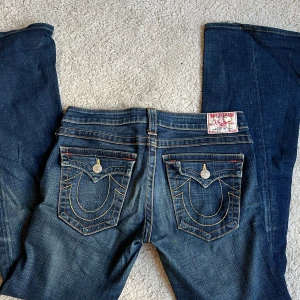 TRUE RELIGION JEANS - Skitsnygga jeans från True Religion, väldigt lågmidjade och stretchiga så supersköna. Storlek W30, passar mig som vanligtvis är W26-27. Jag är 174 cm och dom går hela vägen ner till marken