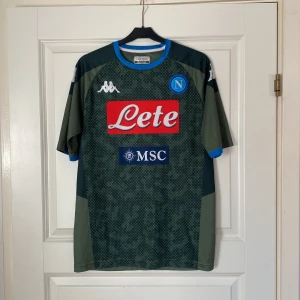 Napoli 2019/20 Bortatröja - Napolis Bortatröja från säsongen 2019/20. Tröjan är i toppskick! OBS! Tröjan är inte autentisk/äkta! Tveka inte att kontakta mig vid frågor eller funderingar.