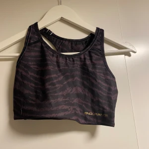 Sport-bh  - Helt oanvänd sport-bh. Lappen kvar fortfarande. Inte vadderad 