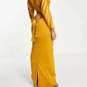 Asos design senapsgul maxiklänning i storlek 38 - Hade denna klänning till min bal i 9an och har använt en gång. Det är en Senpasgul maxiklänning i satin med pingvinärmar och omlottdesign i midjan! Den är i storlek 38 men har en till i 40 då jag inte hann lämna tillbaka 40
