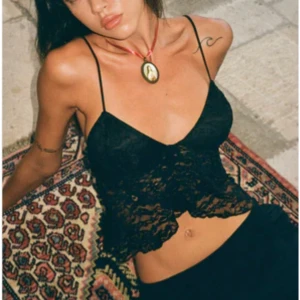 Svart topp - Fin svart topp från montel rocks helt oanvänd, säljer då den inte passade. Storlek s men passar även xs🌟