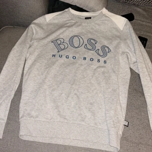 Hugo boss Tröja storlek S - Bra skick inga skavanker eller något köpt föra året på Hugo boss i freeport men för liten 
