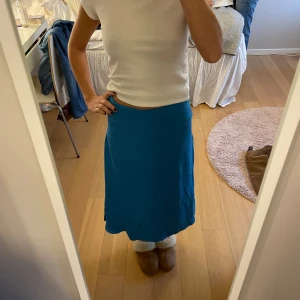 Ljusblå satinkjol - Fin kjol till sommaren i mycket bra skick. 