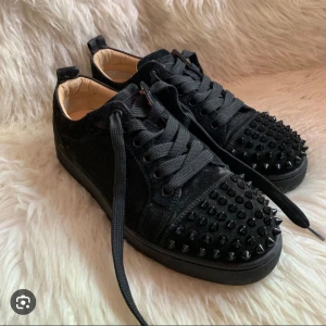 Louboutin  - Jätte fina och bekväma Louboutin skor knappas används, nya kan tänka mig byta❗️❗️kan tänka mig 2500kr vid köp via ” köp direkt” 