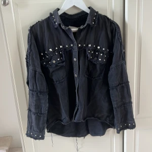 Super snygg Zara jacka med nitar  - Snygg vår/höst jacka med nitar från Zara! Svart/grå färg (sista bilden är lånad)