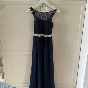 Balklänning blå - Fin blå klänning som passar till balen i vår! Fint skick, sparsamt använd!