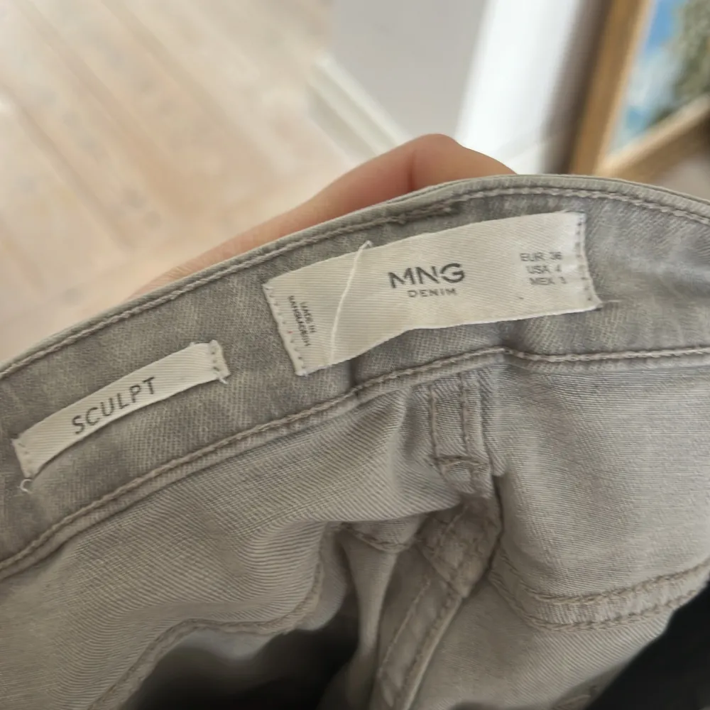 Gråa jeans från Mango! Säljs pga för små för mig. Fint skick!. Farkut & Housut.