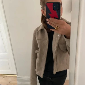 Zara Vårkappa  - Säljer min zara Vårkappa utan skador.💕