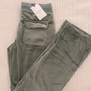 Helt nya byxor, oanvända, för små för mig. De är i storlek 170-176 (15y-16y). Färgen är i chinos green. 