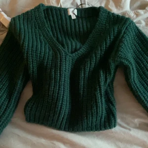 mörkgrön stickad tröja - i strl XS💓 vid intresse finns fler bilder