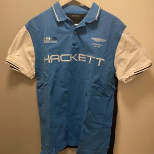Hackett Aston Martin Pike - Strl large. Sparsamt använd, fint skick. Nypris cirka 1300kr.