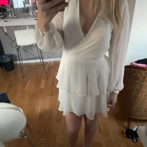 Klänning - Jättefin klänning, perfekt för student eller skolavslutningen. Finns även en liten ”knapp” som du kan välja själv urringning. för fler frågor så är det bara å skriva, om du vill köpa så tryck på ”KÖP NU”🩷