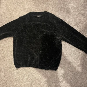 Mjuk svart långarmad tröja, stickad  - Köpt på Kappahl, mjukt material, stickad. 