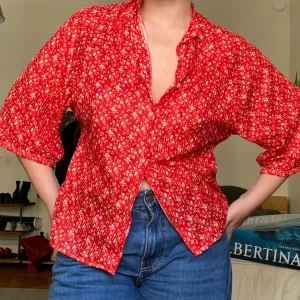 Somrig blus  - Superfin och luftig blus som går att styla hur som helst! 