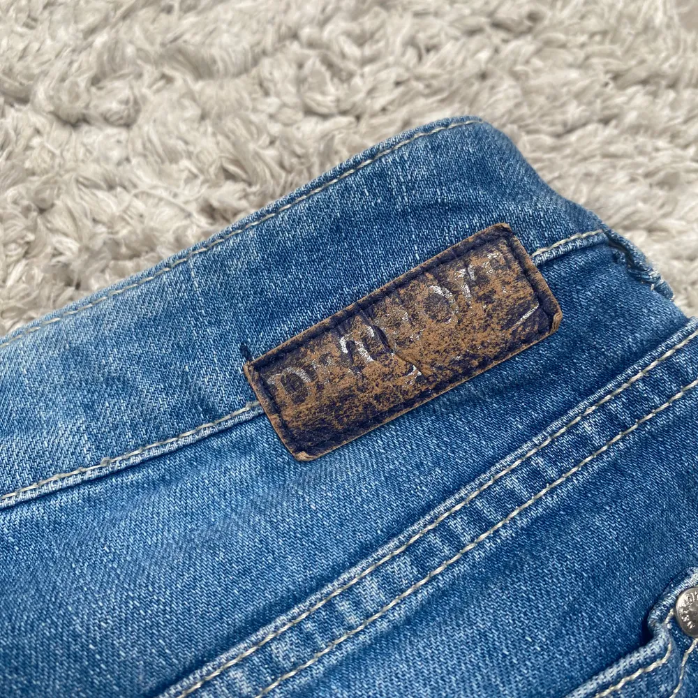 Säljer dessa snygga jeans shorts.  Jättebra skick utom att det är lite färg borta på texterna!! Från H&M men köpte second hand. säljer pågrund av att jag inte använder💘💘💐 . Shorts.