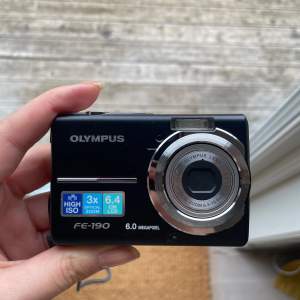 Äkta vintage Olympus kamera! Finns ingen laddare till men det går lätt att hitta!