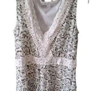 En jättefin vit & ljusgrön klänning med spets 💓 Aldrig använd, i storlek S. Inga defekter!