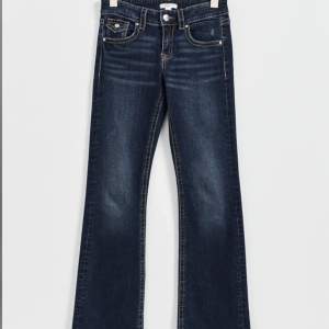 Säljer dessa jätte fina jeans från Gina Tricot. Är helt nyköpta. Inga fläckar. Liknar true religion jeans. Pris kan diskuteras och kan jätte gärna skicka bild på hur det ser ut! Köparen står för frakten såklart. 🩷