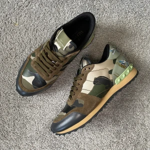 Valentino Rockrunners - Tjena, säljer dessa Rockrunners i skicket 10/10 de är endast testade. Hör av dig för fler bilder/frågor