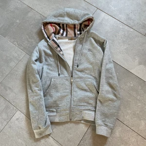 Burberry Kofta (LÅGT PRIS) - Burberry kofta🤩 Använt fåtal gånger, skick som ny🫡 storlek Small.