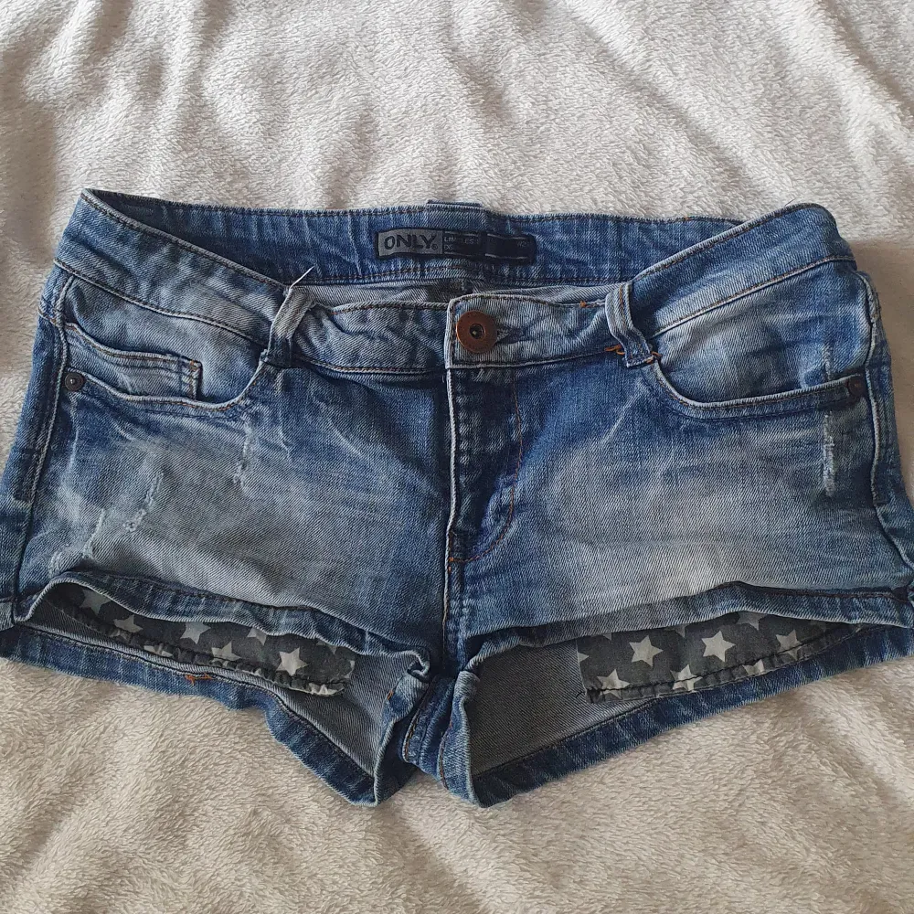 Skitsnygga shorts ifrån Only, perfekt till sommaren! 🤩 Säljer då de tyvärr inte passar mig längre. . Shorts.