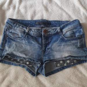 Skitsnygga shorts ifrån Only, perfekt till sommaren! 🤩 Säljer då de tyvärr inte passar mig längre. 