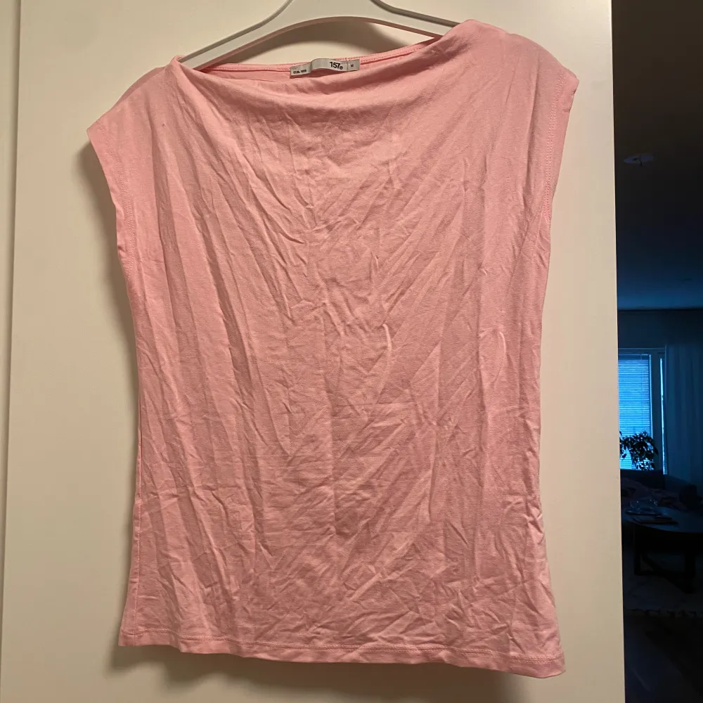 Säljer denna rosa tröja från Lager 157🌸🌸 var för snabb med att ta av lappen så den är fortfarande oanvänd 🌸  Inköptes för 150kr  Säljer för 75kr + frakt . Toppar.